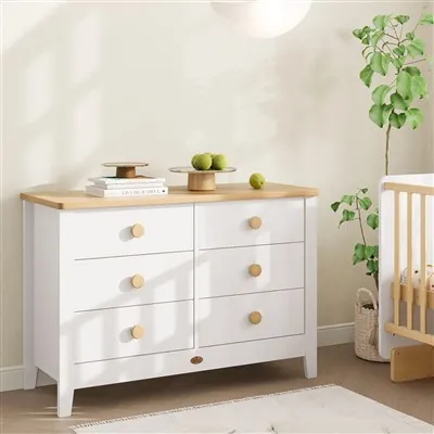 Bílá komoda a noční stolek