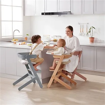 Dřevěná jídelní židlička na krmení