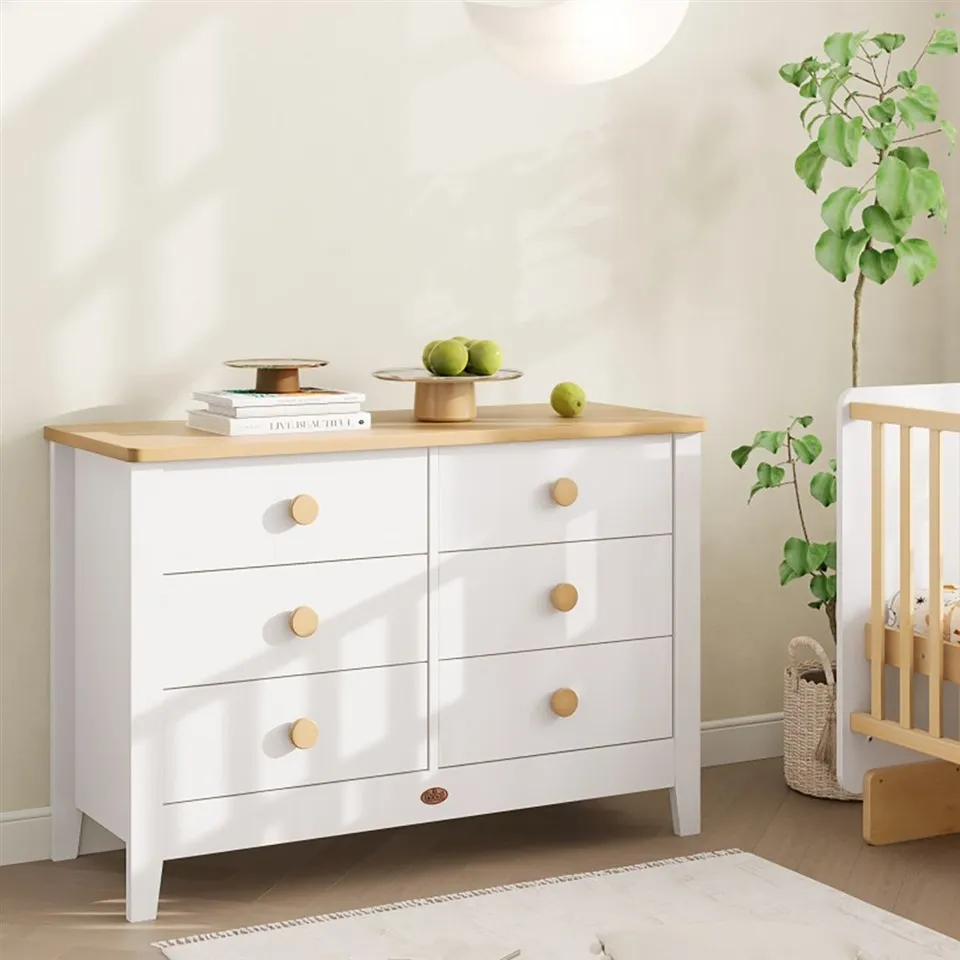 Bílá komoda a noční stolek